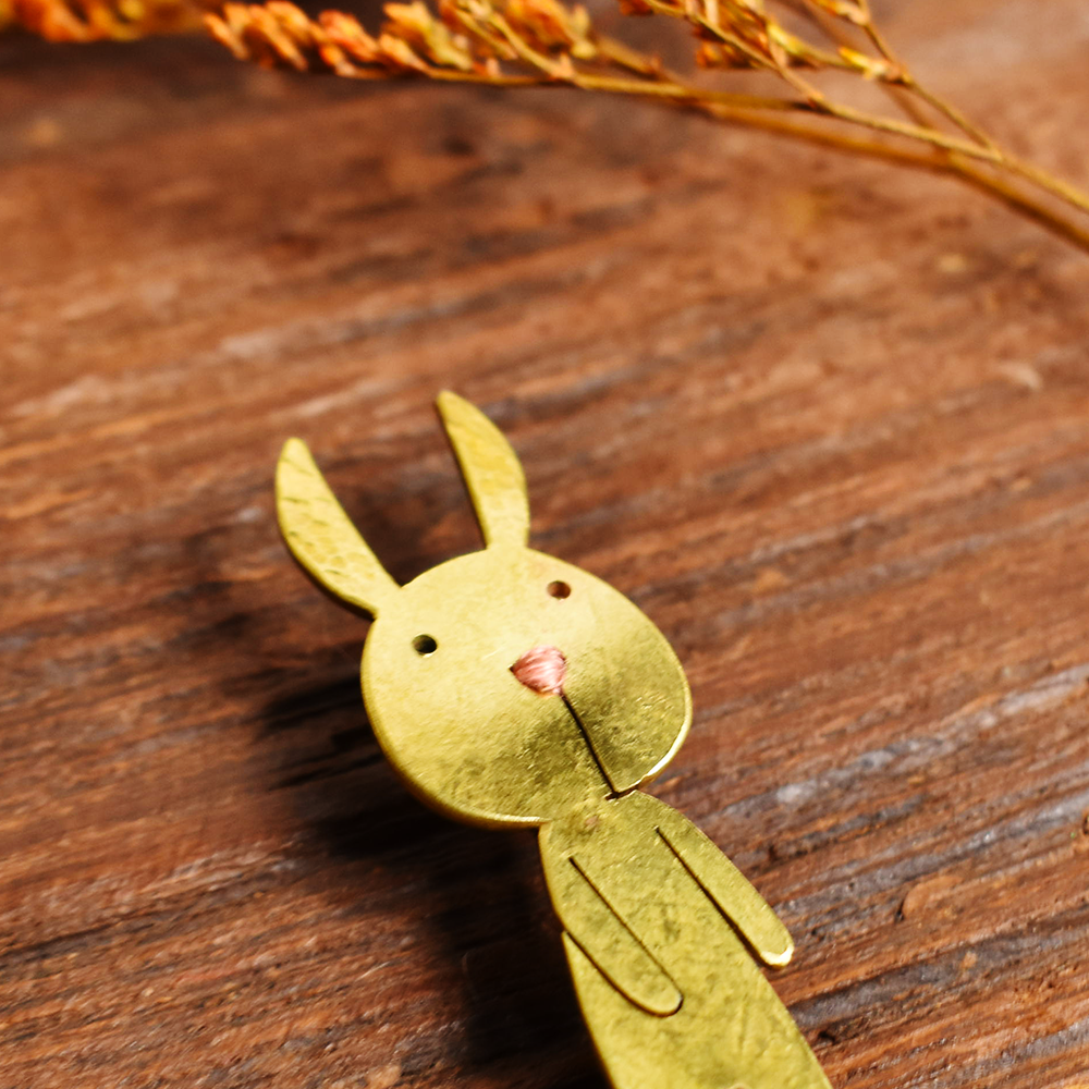 Closer shiny look of いつか 日本手作黃銅徽章別針 兔兔 Itsuka Japan Brass Embroidery Brooch Rabbit BROOCHES