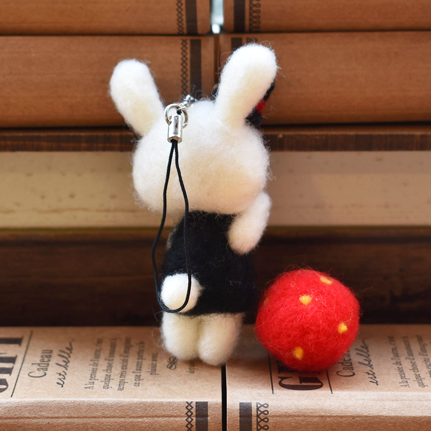 盛裝打扮的小兔子與牠的草莓羊毛氈公仔吊飾