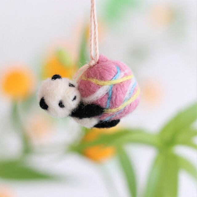 熊貓抱著粉色搖搖羊毛氈吊飾
