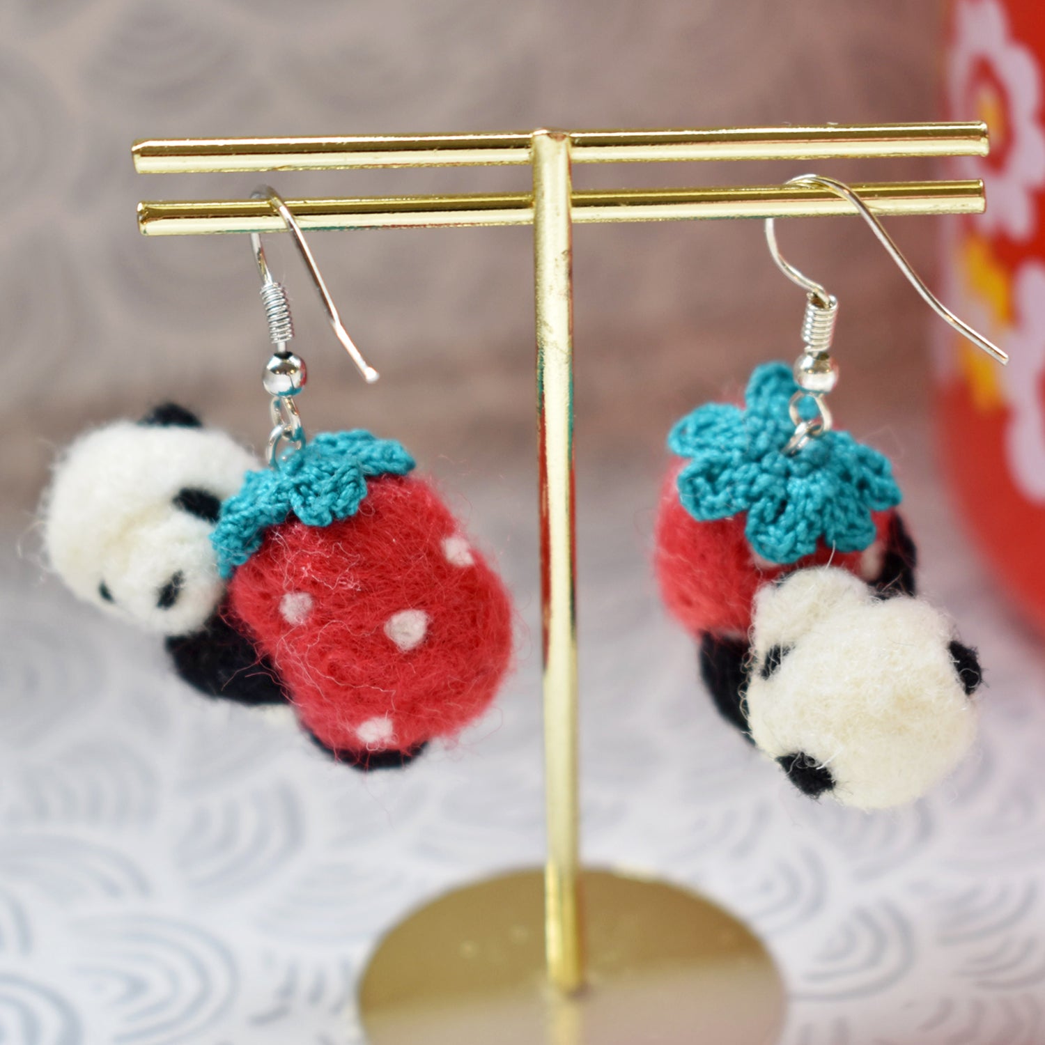 拿著草莓的熊貓羊毛氈耳針耳環