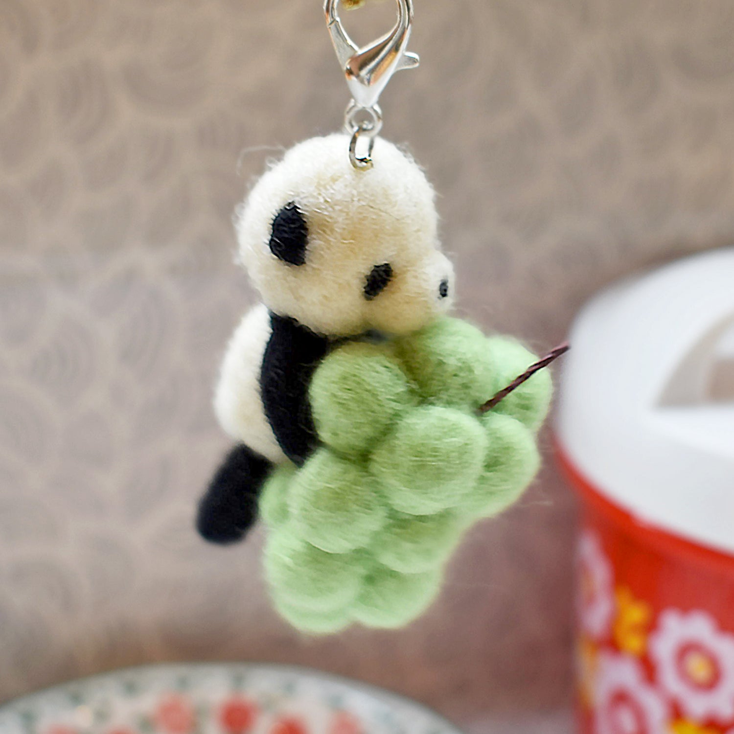 白葡萄熊貓羊毛氈吊飾