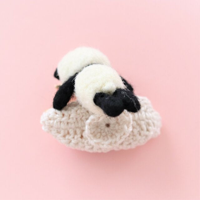 熊貓抱著時髦法式布丁羊毛氈鑰匙圈