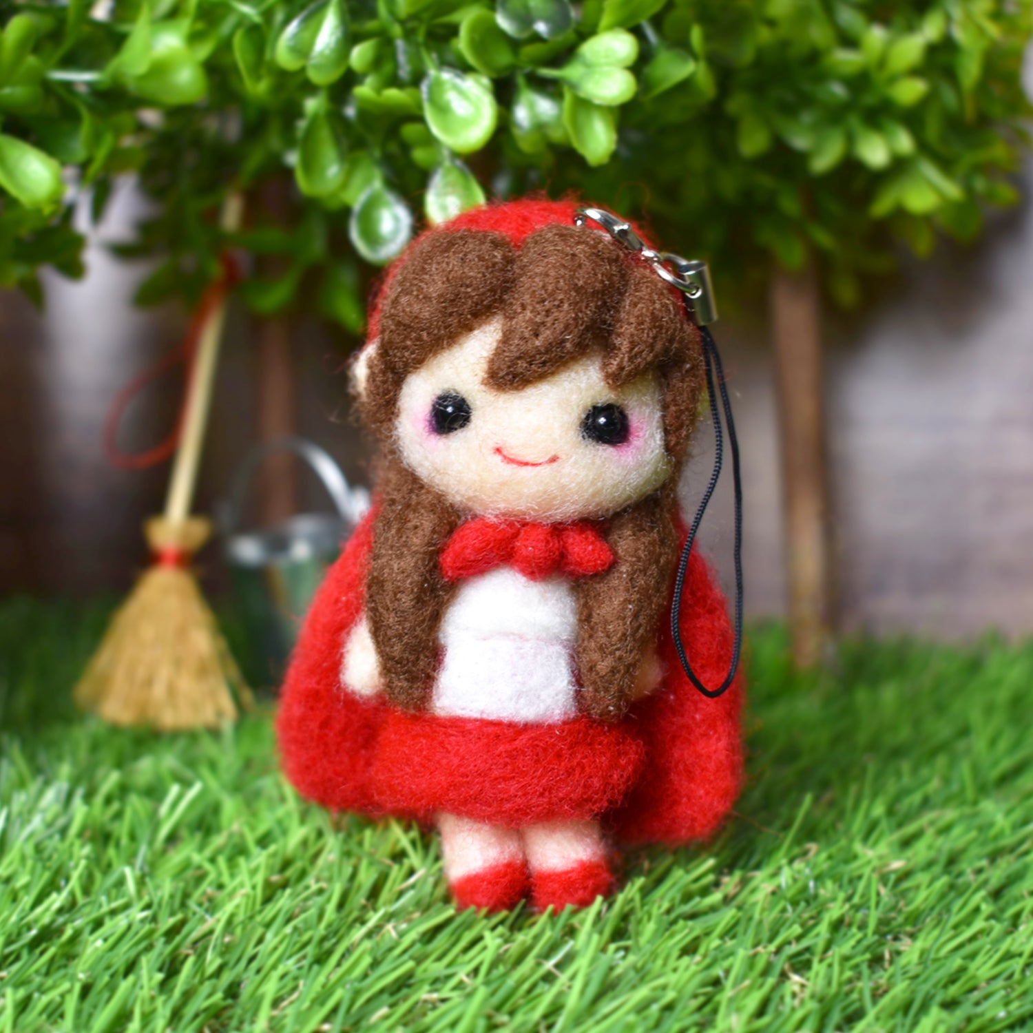 秋都 Japanese Handmade Cute Needle Felted Figurine Girl with a Red Hat Story Storybook RARE FIND ZAKKA