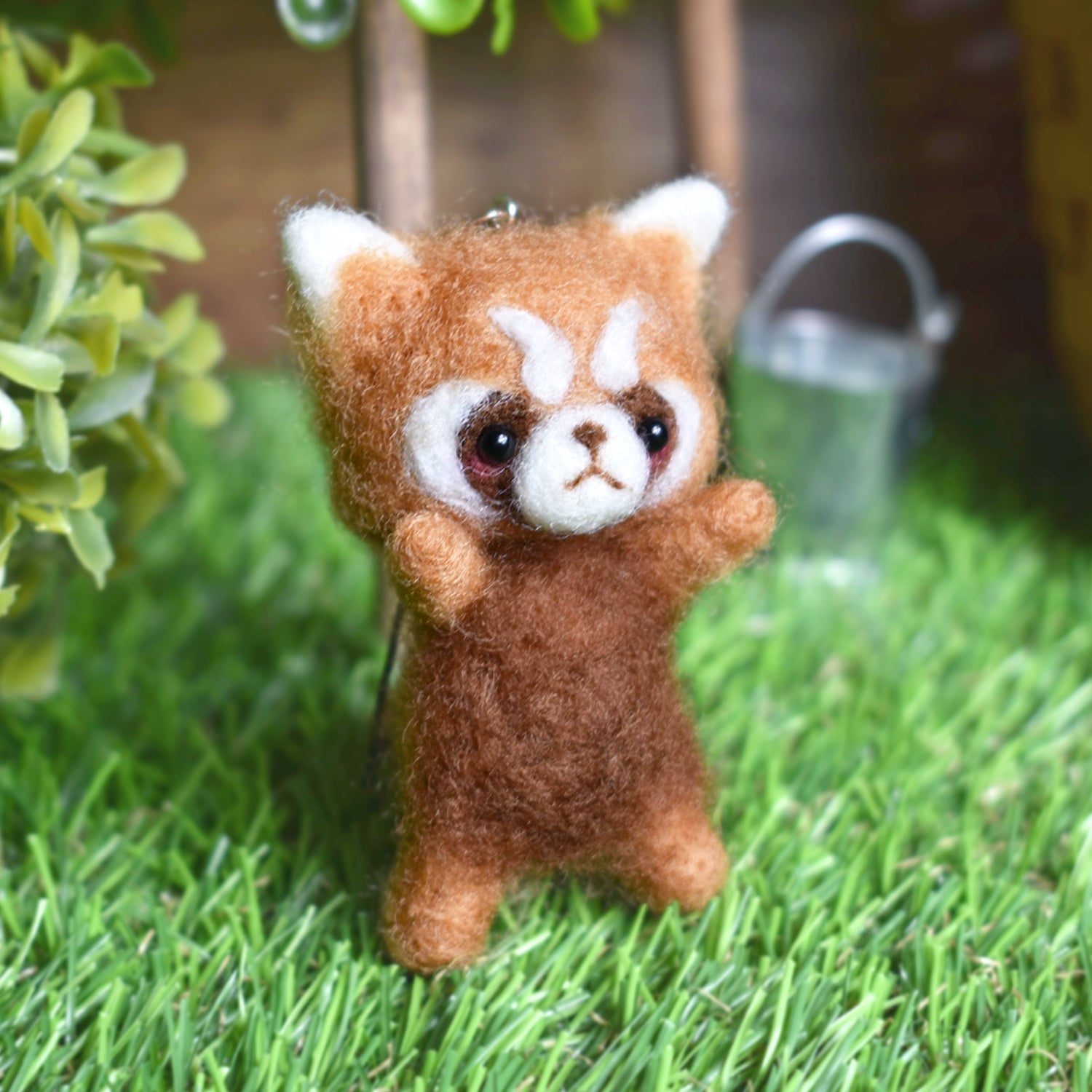 秋都 Japanese Handmade Cute Needle Felted Figurine Red Panda with a threatening attacking pose RARE FIND ZAKKA