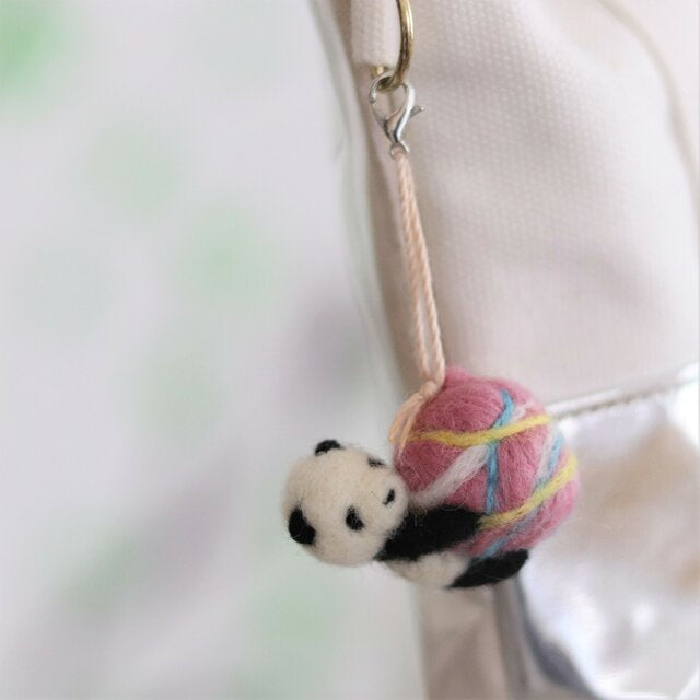 熊貓抱著粉色搖搖羊毛氈吊飾