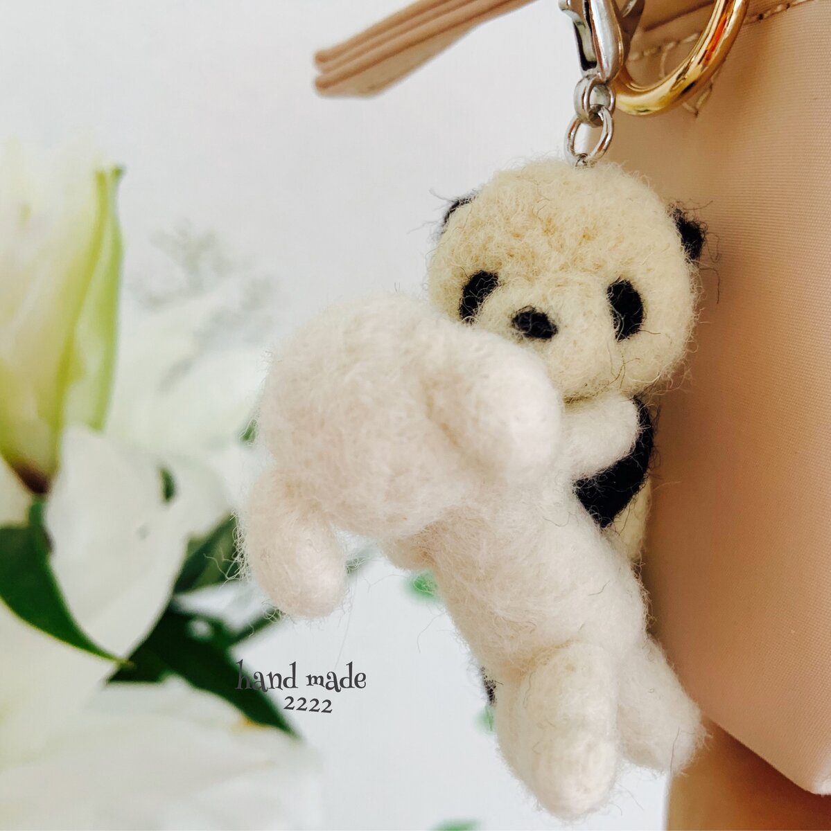 熊貓擁抱米格魯羊毛氈鑰匙圈